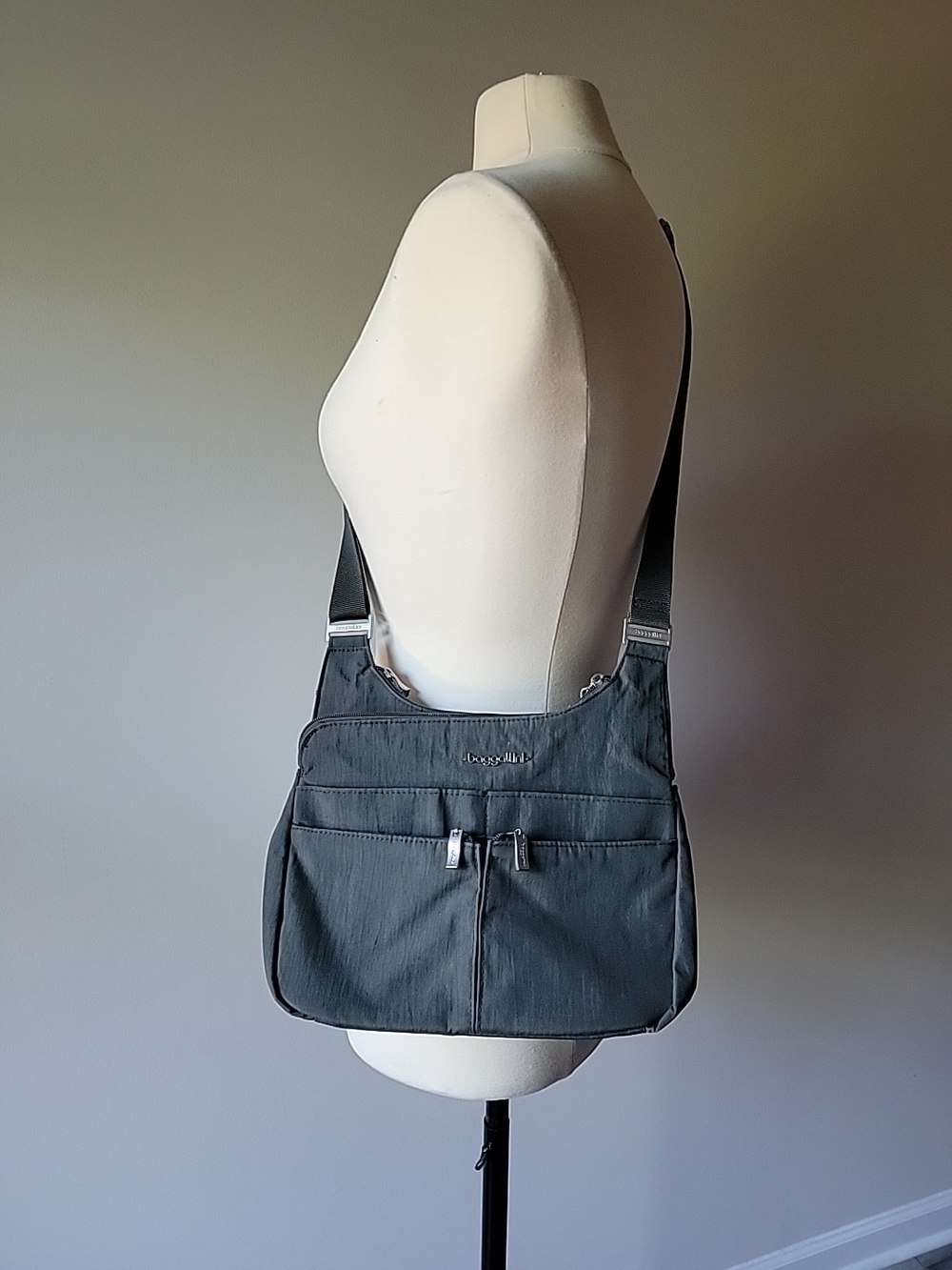 Baggallini Women's Gray Crossbody Bag Purse Travel Compartment Bag B33